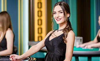 Quả bóng rổ bay vào rổ trên sân thi đấu